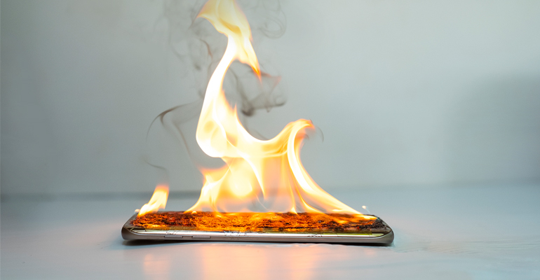 Κάμερα καταγράφει φορτιστή iPhone να παίρνει φωτιά!