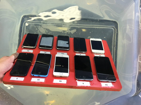 Βύθισε στο νερό μια συλλογή με όλα τα μοντέλα iPhone [video]
