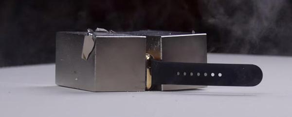 Ένα χρυσό Apple Watch αξίας 10.000 δολαρίων ανάμεσα σε πανίσχυρους μαγνήτες