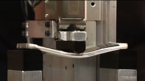 Ρομπότ «ωθούν στα άκρα» ένα iPhone 6 Plus κι ένα Galaxy S6 Edge