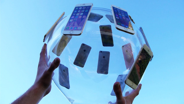 Τεράστια γυάλινη μπάλα με 14 iPhone 6s συναντά την άσφαλτο!