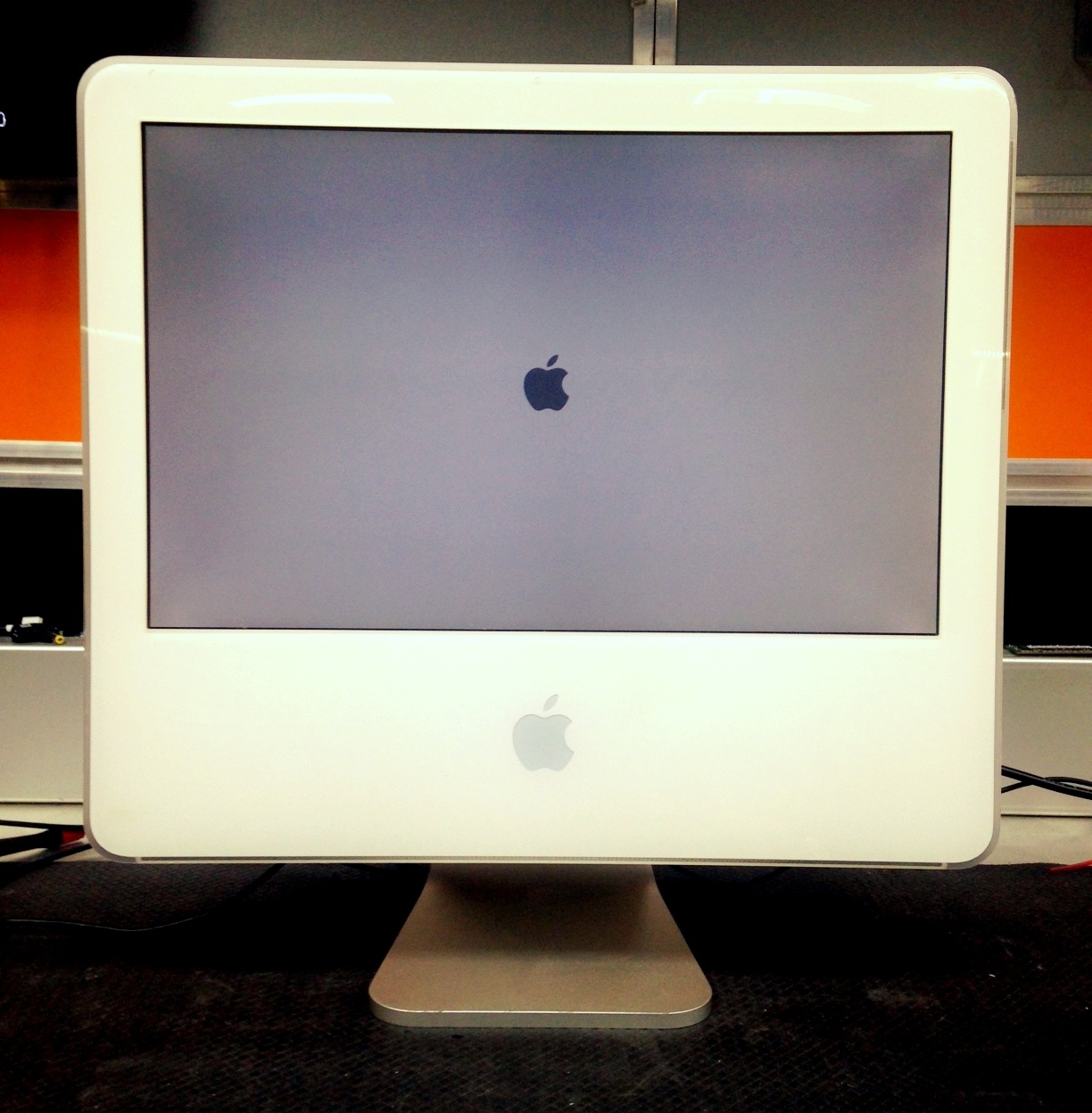 Διασώσαμε την οθόνη ενός vintage iMac G5!