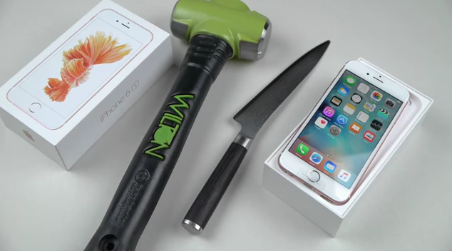 Ένα ροζ χρυσό iPhone 6S αντιμέτωπο με ένα σφυρί κι ένα μαχαίρι