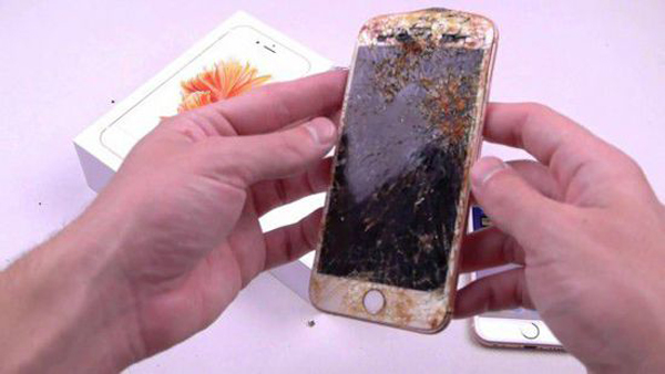 Τι συμβαίνει εάν χυθεί βρώμιο πάνω σε ένα iPhone 6S; [video]