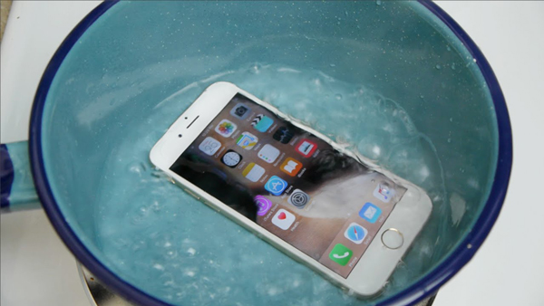 Ένα iPhone 6s βυθίζεται μέσα σε καυτό νερό που βράζει