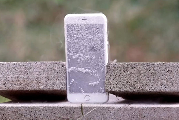 Ένα iPhone 6s Plus μέσα σε υγρό άζωτο και κάτω από μια βαριοπούλα