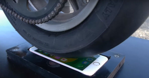 Ένα iPhone 6S κάτω από την κινούμενη ρόδα μιας Ducati
