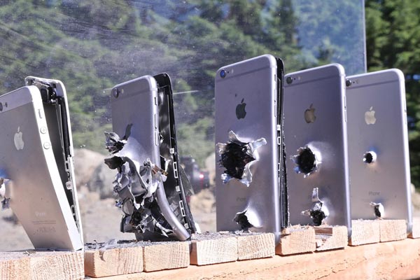 Πόσα iPhone χρειάζονται για να σταματήσουν μια σφαίρα;