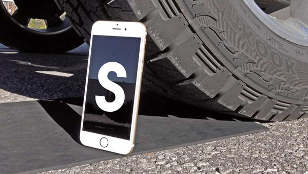 Ένα iPhone 6S επιβιώνει κάτω από τις ρόδες ενός Ford F-150