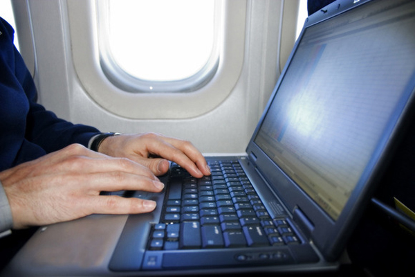 Πώς να κρατήσετε το laptop ασφαλές όταν ταξιδεύετε: Συστηθείτε