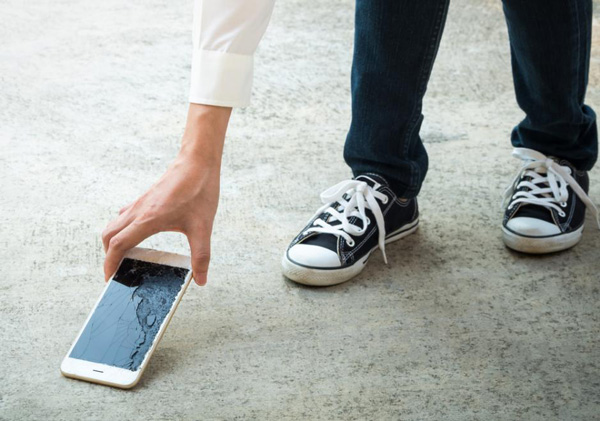Πώς θα εξετάσετε εάν το iPhone σας επέζησε από μια πτώση