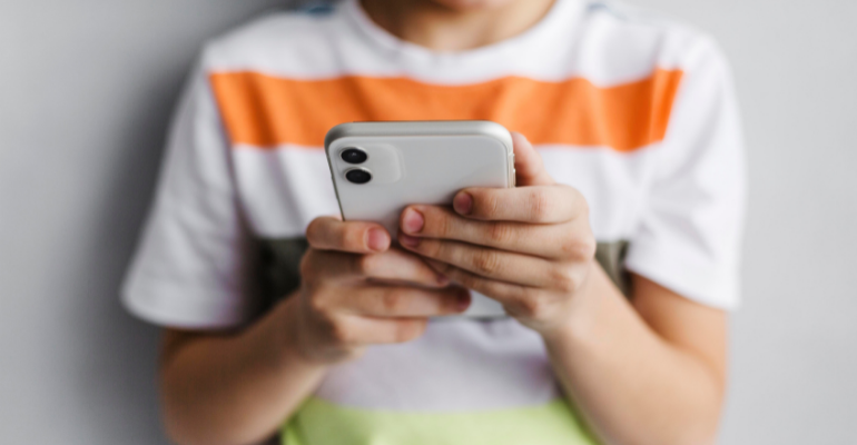 Παιδί και κινητό: Πήρε το πρώτο του smartphone; Κράτα τον  γονικό έλεγχο