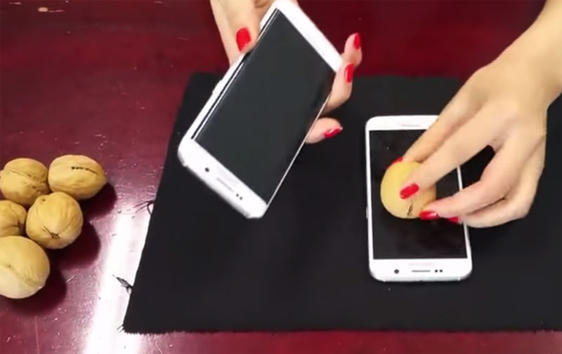 Έσπασαν καρύδια με ένα Samsung Galaxy S6